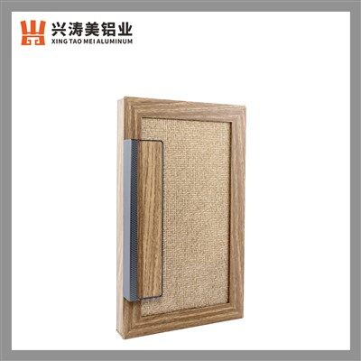 Opulento profilo della maniglia in alluminio con venature del legno