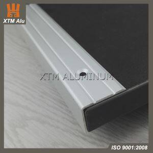 Hliníkové vytláčacie schodisko Nosné profilovanie profilov okrajov Matt Silver pre vykrojenie a bezpečnosť