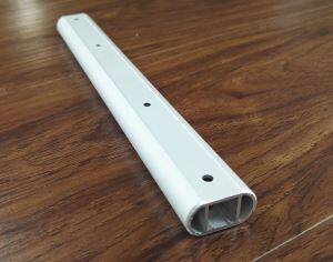 Stacje robocze z partycjami kablowymi