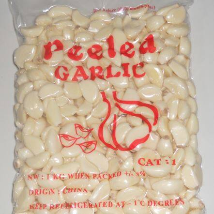 껍질을 벗긴 일반 흰색 마늘