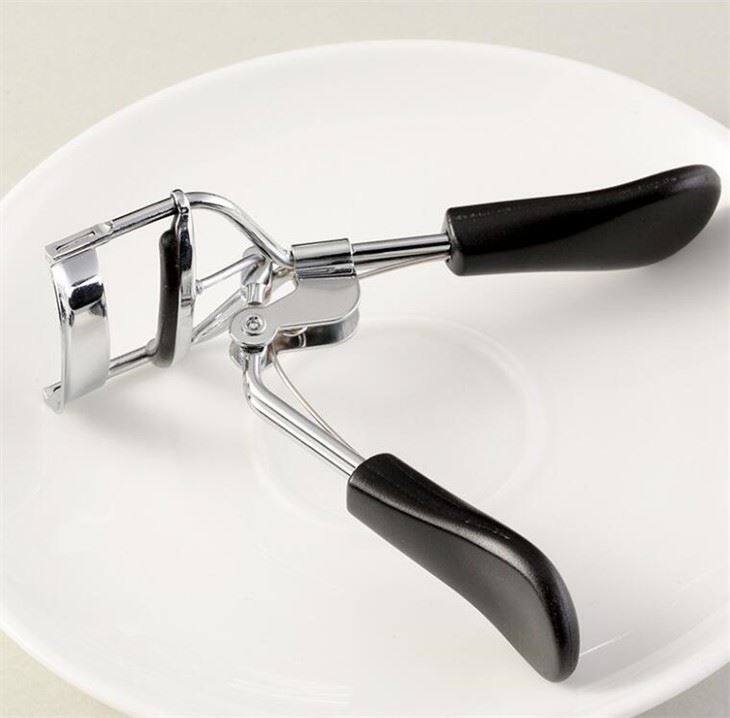 curler with black handle