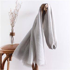 Viegls kašmira lakats ar izsmidzināmu apdruku