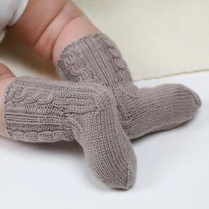 Noworodkowe botki z kaszmiru, robione na drutach