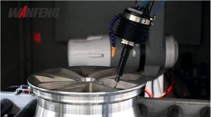 Ligne de production d'ébavurage robotique pour roues en aluminium