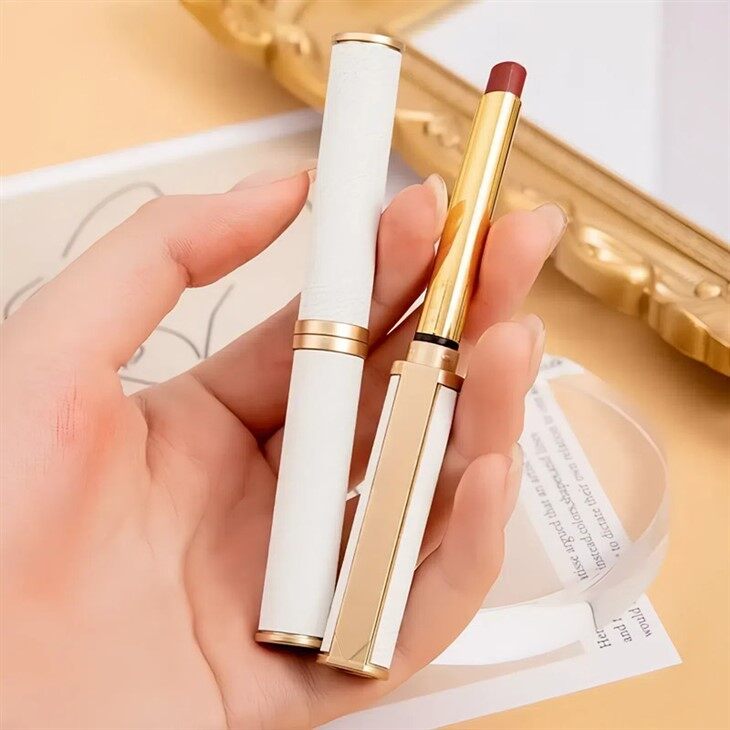 A tiny tube of lipstick 04_