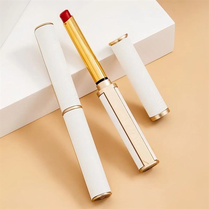 A tiny tube of lipstick 07_