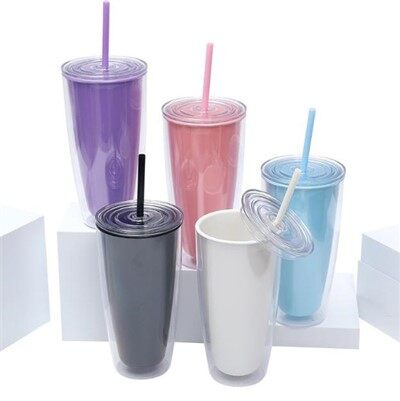 Izolované plastové stanice s víky a slámou