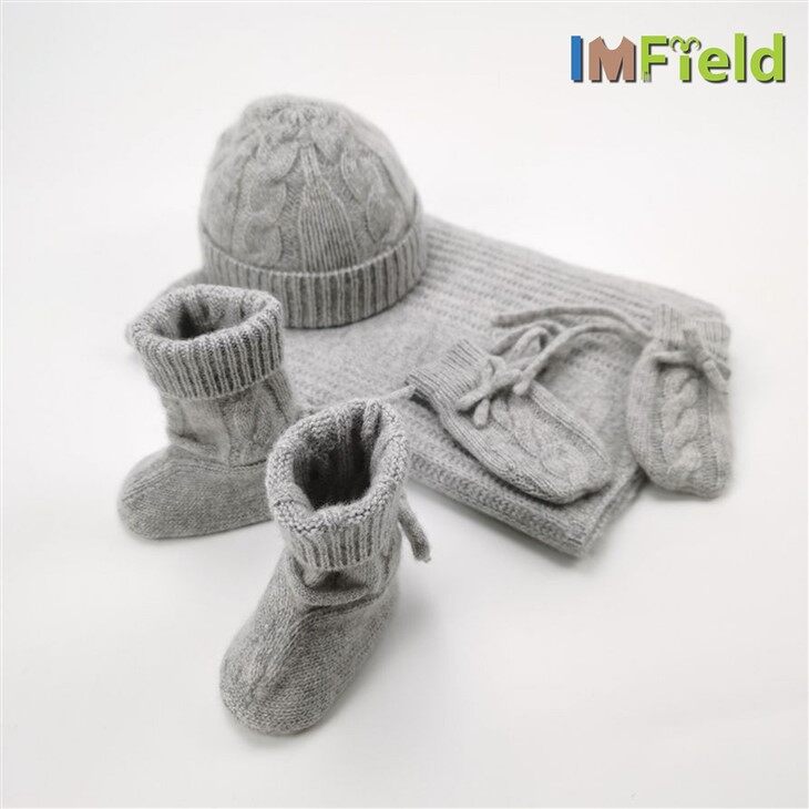 ست کادویی پتو جوراب دستکش ترمه نوزاد