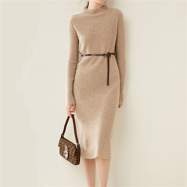 Félnyakú egyszínű csíkos kötött gyapjú ruha