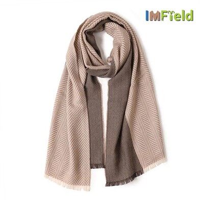 Wełniany szalik w jodełkę w kratę