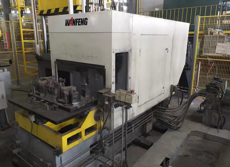 Machine automatique de perçage et de découpe d'articulation