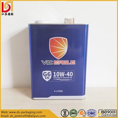 Prázdne štvorcové plechovky od oleja