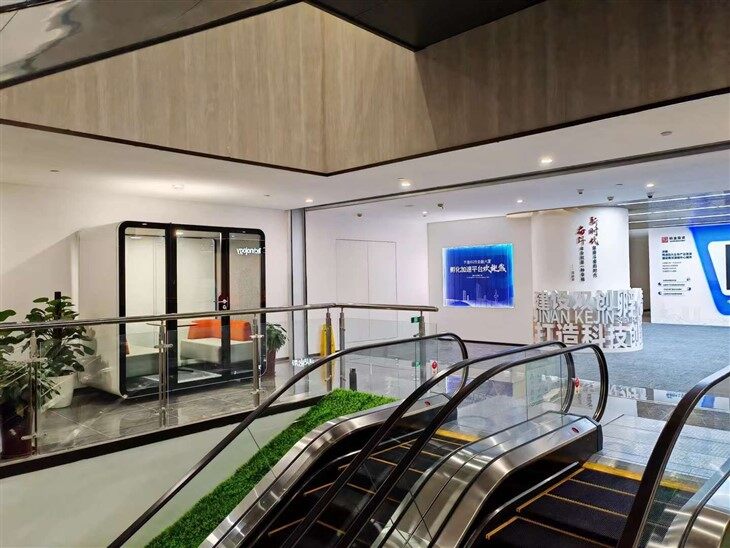 4 Person Medium Soundproof Meeting Pods