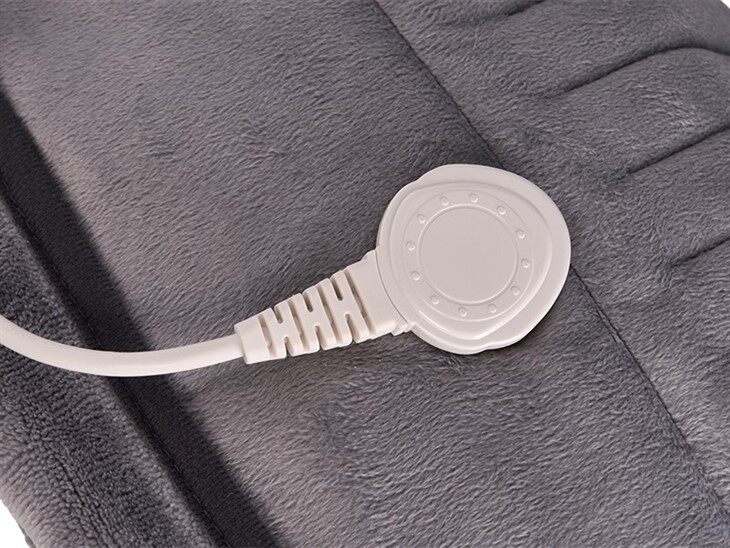 Connection port of foot warmer