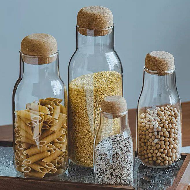 Стъклени бутилки с коркови капаци