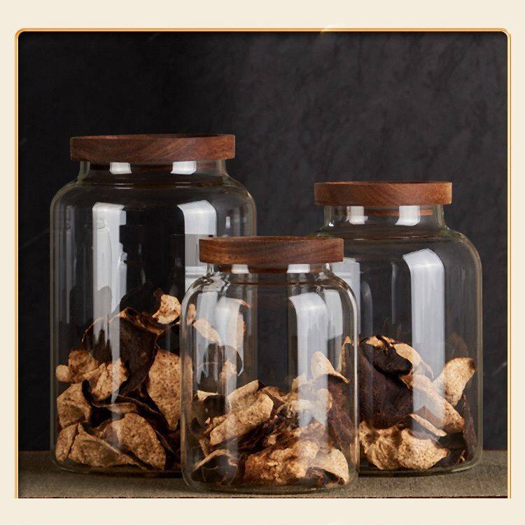 아카시아 나무 뚜껑이있는 유리 항아리