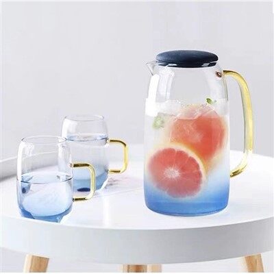 Bình đựng nước thủy tinh màu xanh