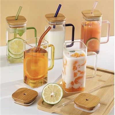 Szklany słoik z drewnianą pokrywką i słomą