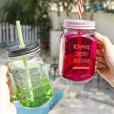 Jarra de masón de vidrio con paja