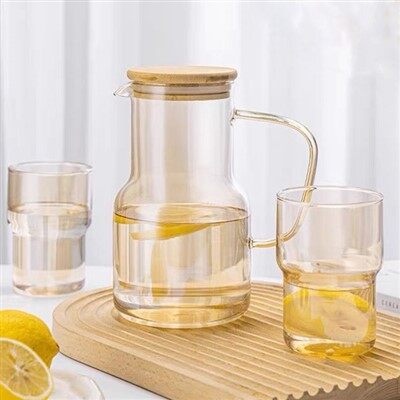Sklenený džbán s bambusovým vekom