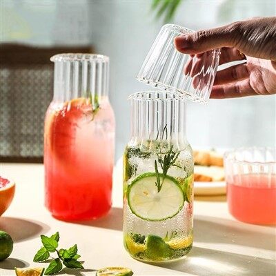 پارچ آب با شیشه در بالا