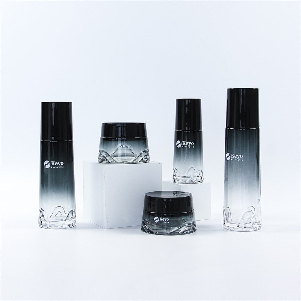 খালি প্রসাধনী পাত্রে