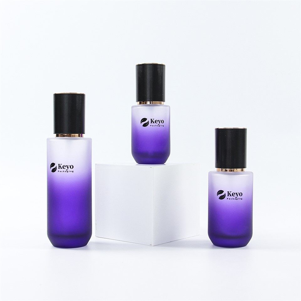 लक्जरी स्किनकेयर बोतलें