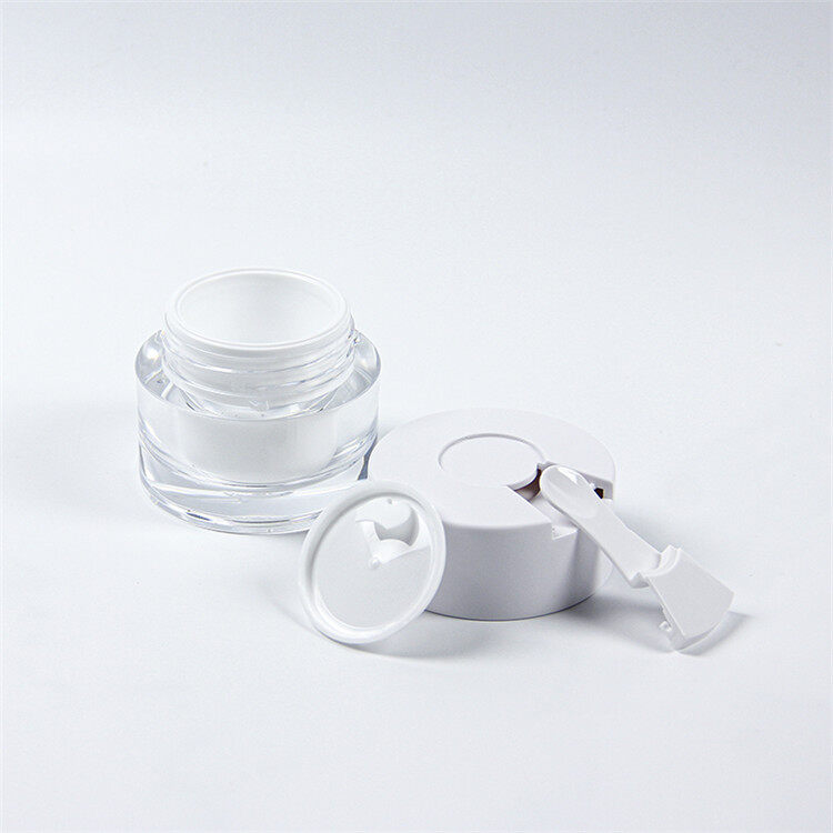 চামচ দিয়ে প্লাস্টিকের জার