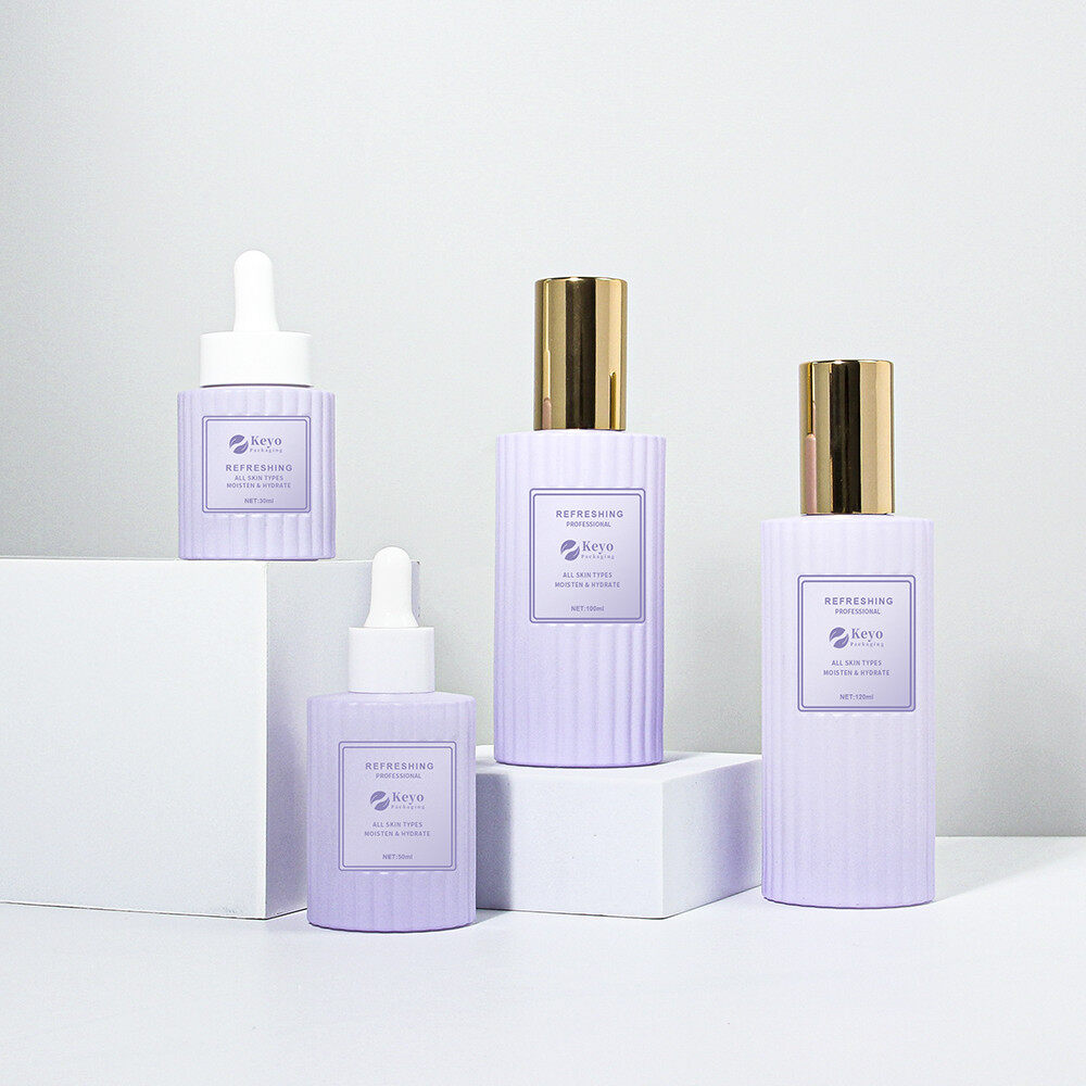 펌프가 달린 유리 스킨케어 병