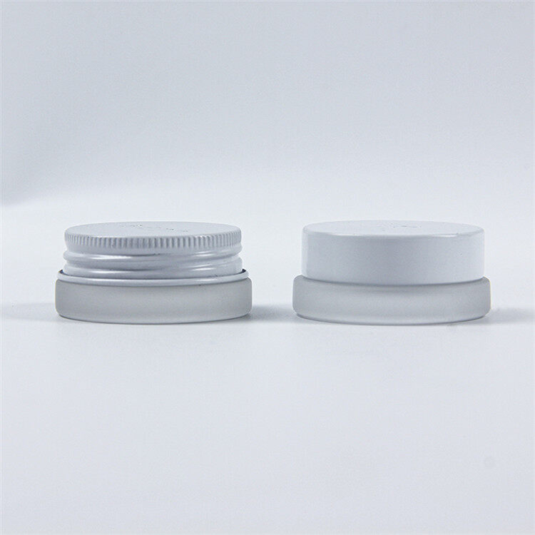 Маленькие косметические контейнеры