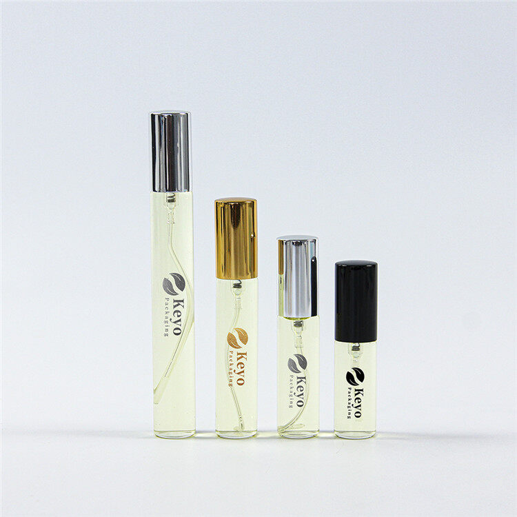 Pequenos frascos de perfume