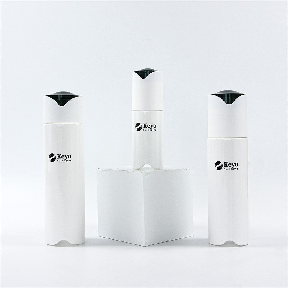 Белые косметические бутылки