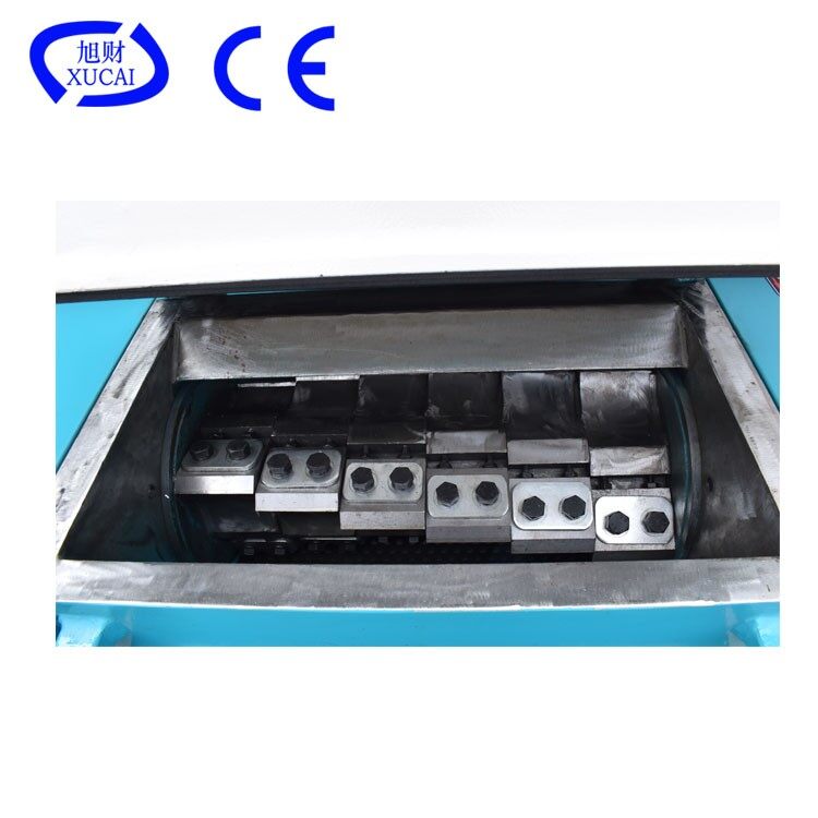 Plastic lump crushing blades