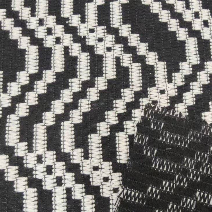 Kain mengait bergelombang hitam dan putih