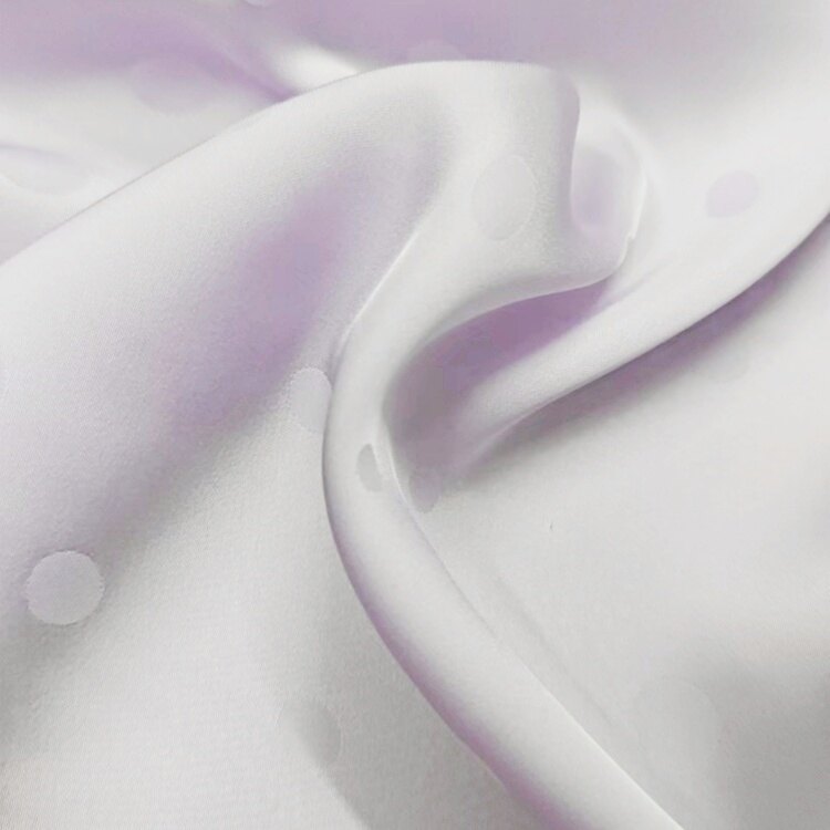 Tečkovaná polyesterová saténová tkanina