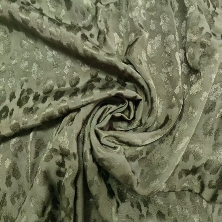 Leopardviskoosist žakaarkangas