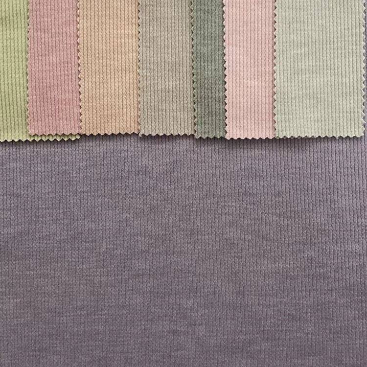 Mehrfarbig gestreifter, einfarbiger Strickstoff