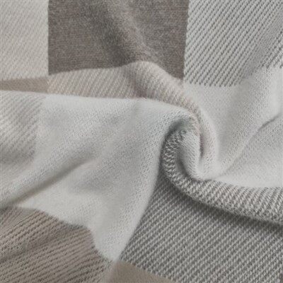 Beež ja valge tšekiga kootud kangas