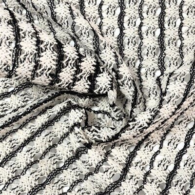 Svart og hvitt heklet strikket stoff