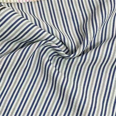 青と白のストライプシャツ生地