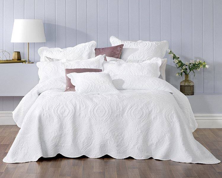 طقم لحاف سرير مطرز من القطن