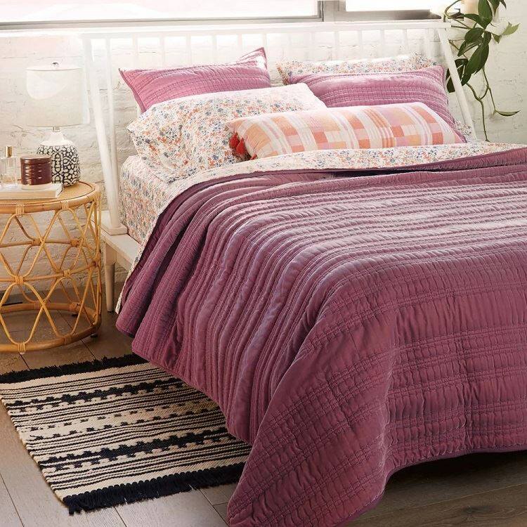 Комплект бродирани юргани за легло