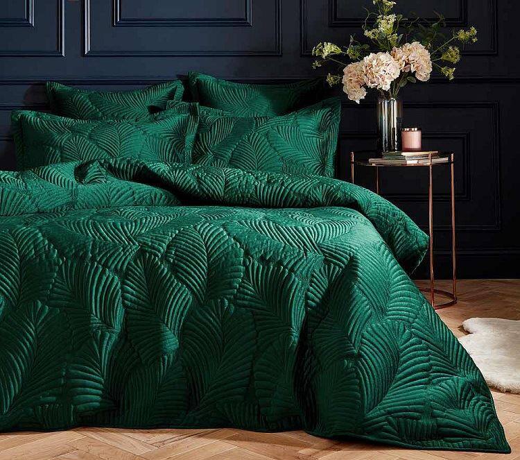 طقم لحاف مطرز بنمط أوراق الشجر