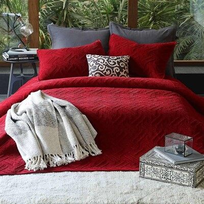 Ensemble de courtepointe brodée rouge doux