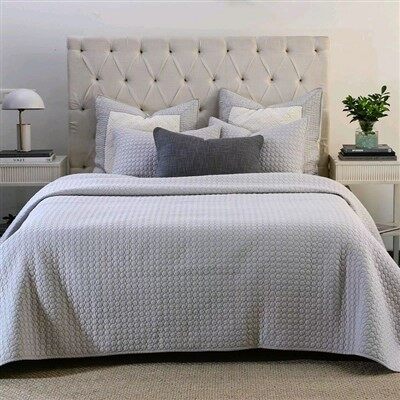 Ensemble de courtepointe brodé en coton uni