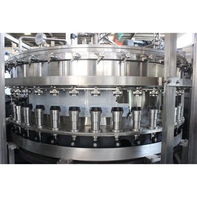 Stroj na plnění nápojů sycených oxidem uhličitým z hliníkové plechovky Ing