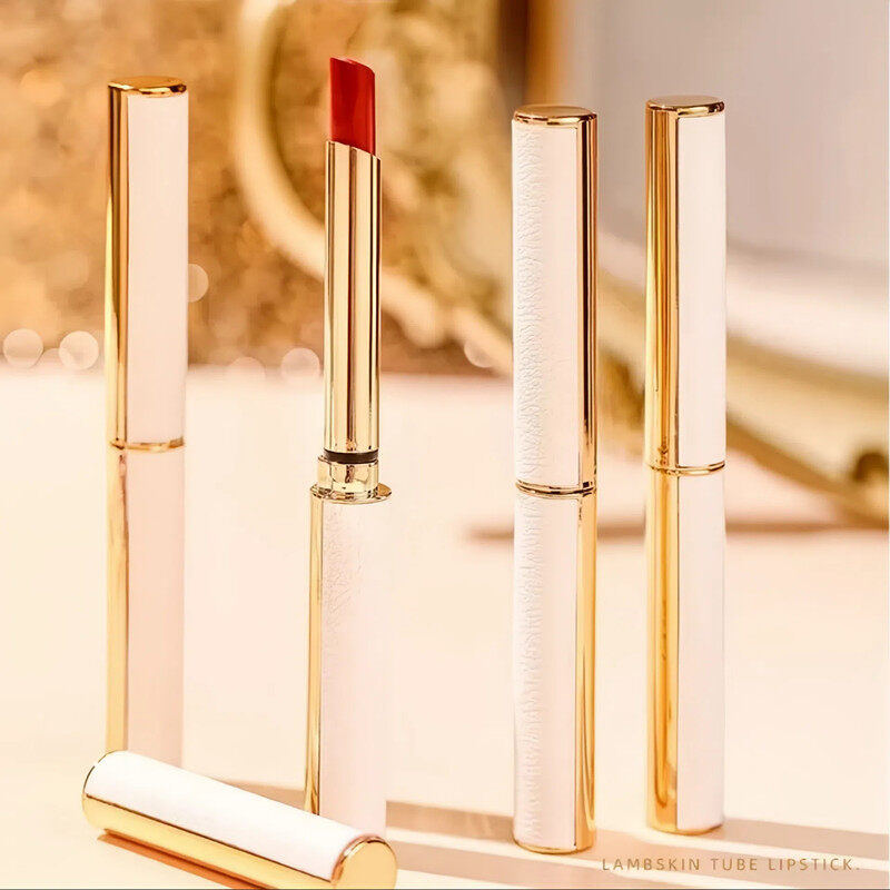 چھوٹی ٹیوب لپ اسٹک دھندلا اور موئسچرائزنگ ہے