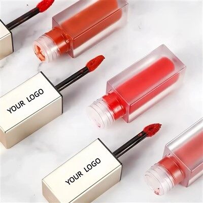 ہلکا پھلکا اور دیرپا ہونٹوں کی چمک