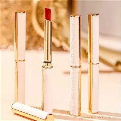 Mae minlliw tiwb bach yn matte ac yn lleithio