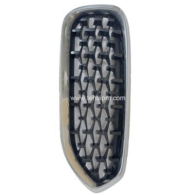 Plastové díly pro automatické pokovování mřížky